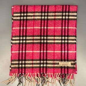Burberry winter scarf. Classic Burberry check in pink. 100% lambs wool.